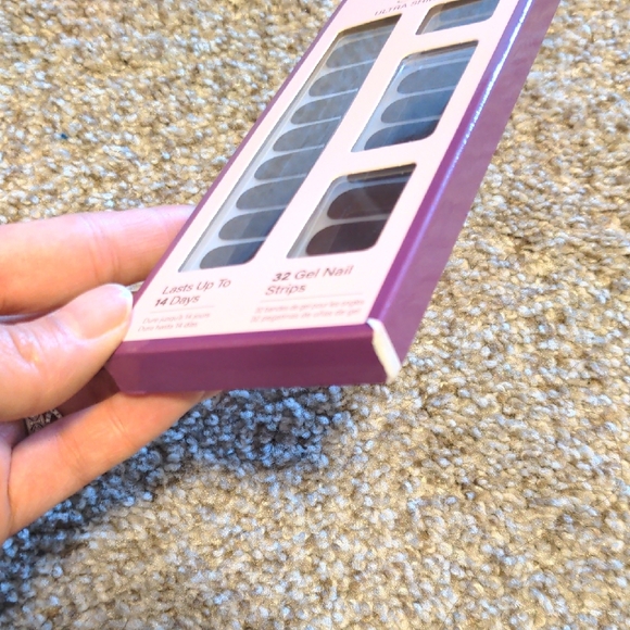 Dashing Diva Gloss Ultra Shine Gel Nail Strips in "Fig Pop" - Picture 5 of 7